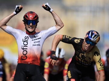 Victor Lafay levanta los brazos tras ganar la 2º etapa del Tour de Francia