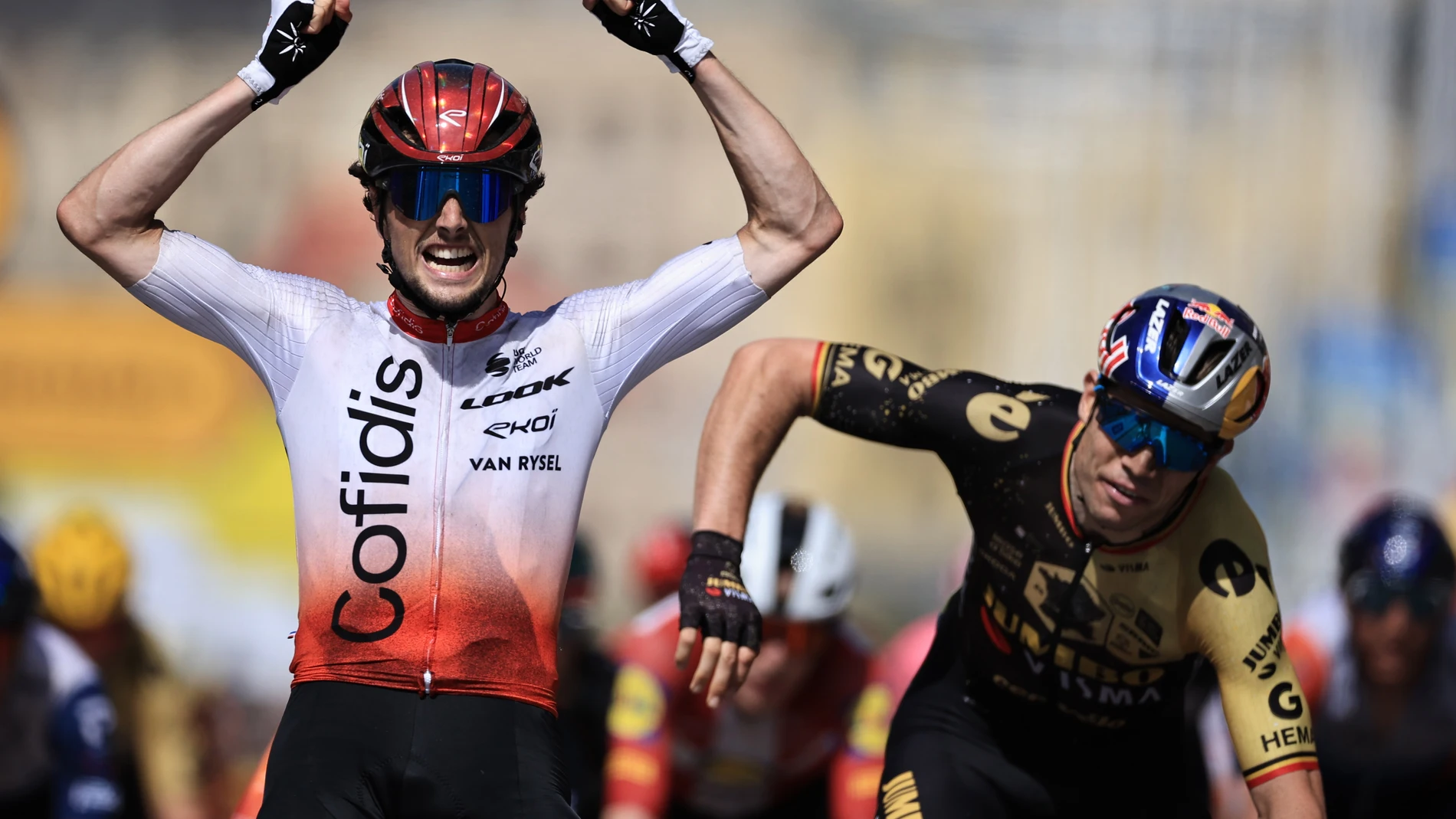 Victor Lafay levanta los brazos tras ganar la 2º etapa del Tour de Francia
