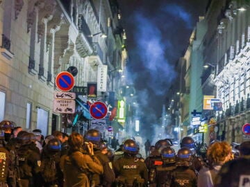 A3 Noticias Fin de Semana (02-07-23) Al menos 719 detenidos por los disturbios en Francia en la quinta noche de violencia