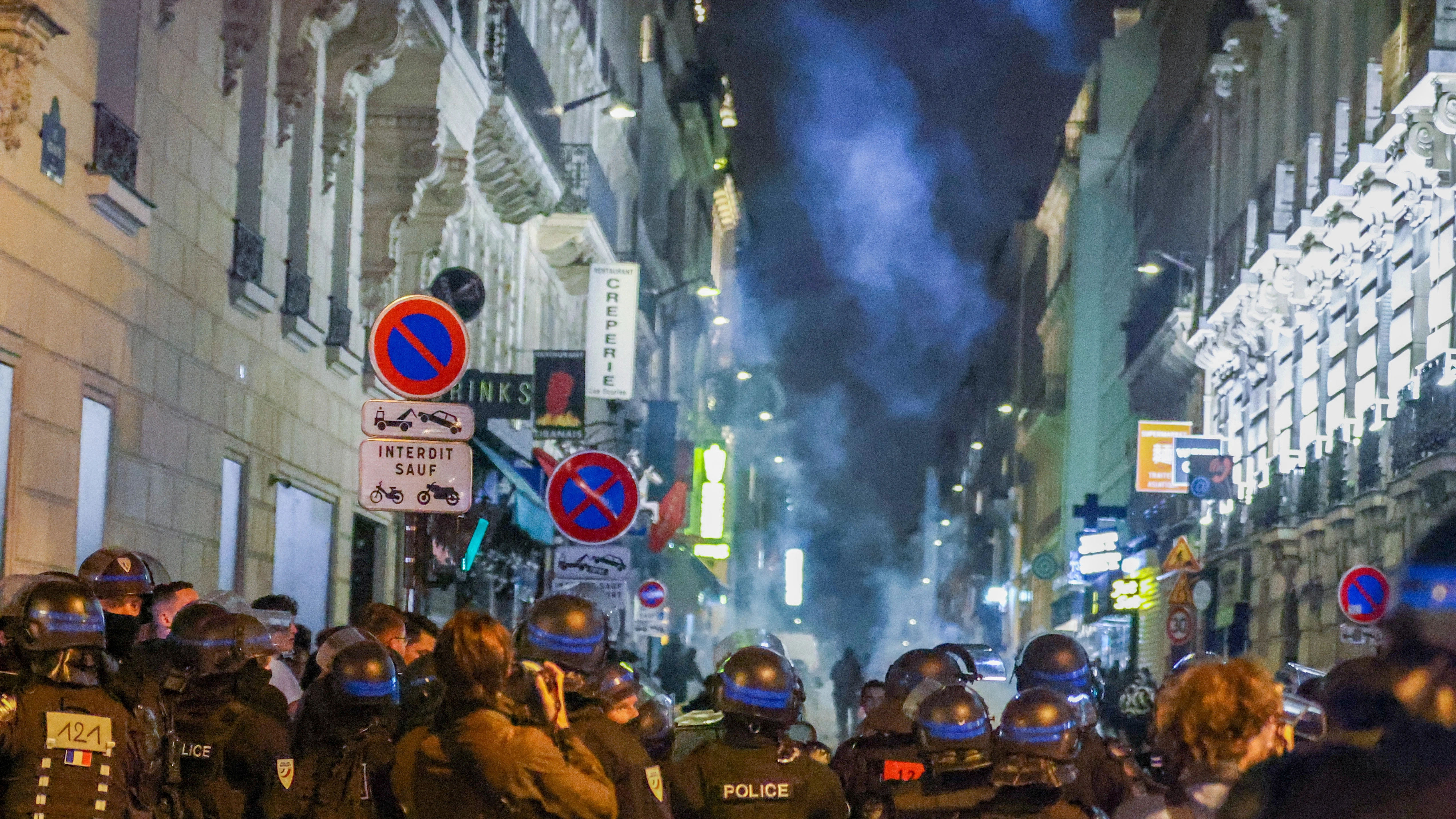 A3 Noticias Fin de Semana (02-07-23) Al menos 719 detenidos por los disturbios en Francia en la quinta noche de violencia A3 Noticias Fin de Semana (02-07-23) Al menos 719 detenidos por los disturbios en Francia en la quinta noche de violencia