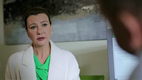 Laçin cae en la trampa de Yekta: ¡El falso abogado no se está muriendo! Laçin cae en la trampa de Yekta: ¡El falso abogado no se está muriendo!