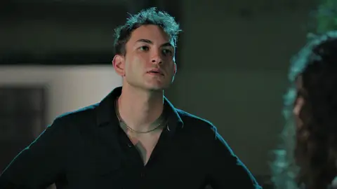 Un hombre acosa a Asiye y dan la cara por ella... ¡Tolga y Leyla! Un hombre acosa a Asiye y dan la cara por ella... ¡Tolga y Leyla!