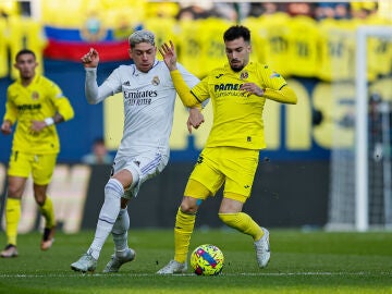 El centrocampista del Villarreal Alex Baena y del Real Madrid Federico Valverde