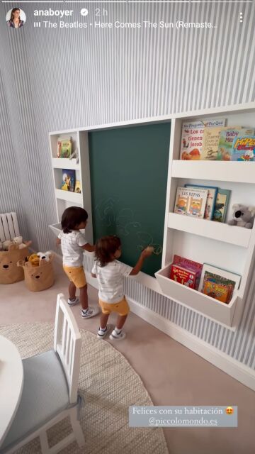 Los hijos de Ana Boyer pintando en la pizarra