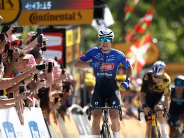 Jasper Philipsen celebra su victoria en la etapa 3 del Tour de Francia Jasper Philipsen celebra su victoria en la etapa 3 del Tour de Francia