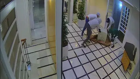 Imágenes de las cámaras de seguridad con los miembros de la banda organizada Imágenes de las cámaras de seguridad con los miembros de la banda organizada