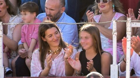 Alba Díaz y su hermana Triana viendo a su padre, Manuel Díaz 'El Cordobés'