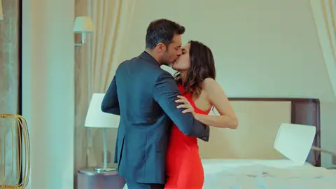 Kaya le pregunta a Ender si Erim es hijo suyo y… ¡La besa! Kaya le pregunta a Ender si Erim es hijo suyo y… ¡La besa!