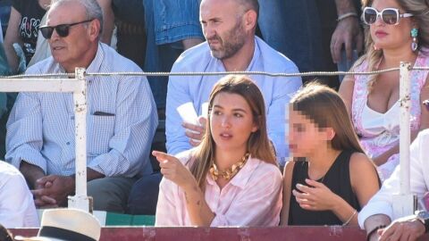 Alba Díaz y su hermana Triana en la Feria de Almonte