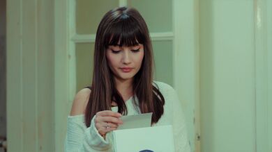 Elif, dispuesta a entrometerse entre Alihan y Zeynep... ¡Le envía un regalo a ella!