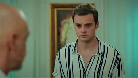 Ahmet, el hijo de la señora Sevgi, llega a la mansión y echa a Ömer y sus hermanas de allí: “Fuera de esta casa” Ahmet, el hijo de la señora Sevgi, llega a la mansión y echa a Ömer y sus hermanas de allí: “Fuera de esta casa”