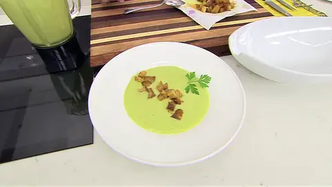Crema de calabacín, guisantes y albahaca: “Un plato de 10” Crema de calabacín, guisantes y albahaca: “Un plato de 10”