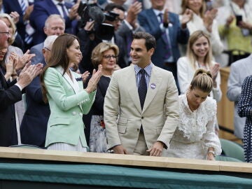 Roger Federer, ovacionado en la pista central de Wimbledon