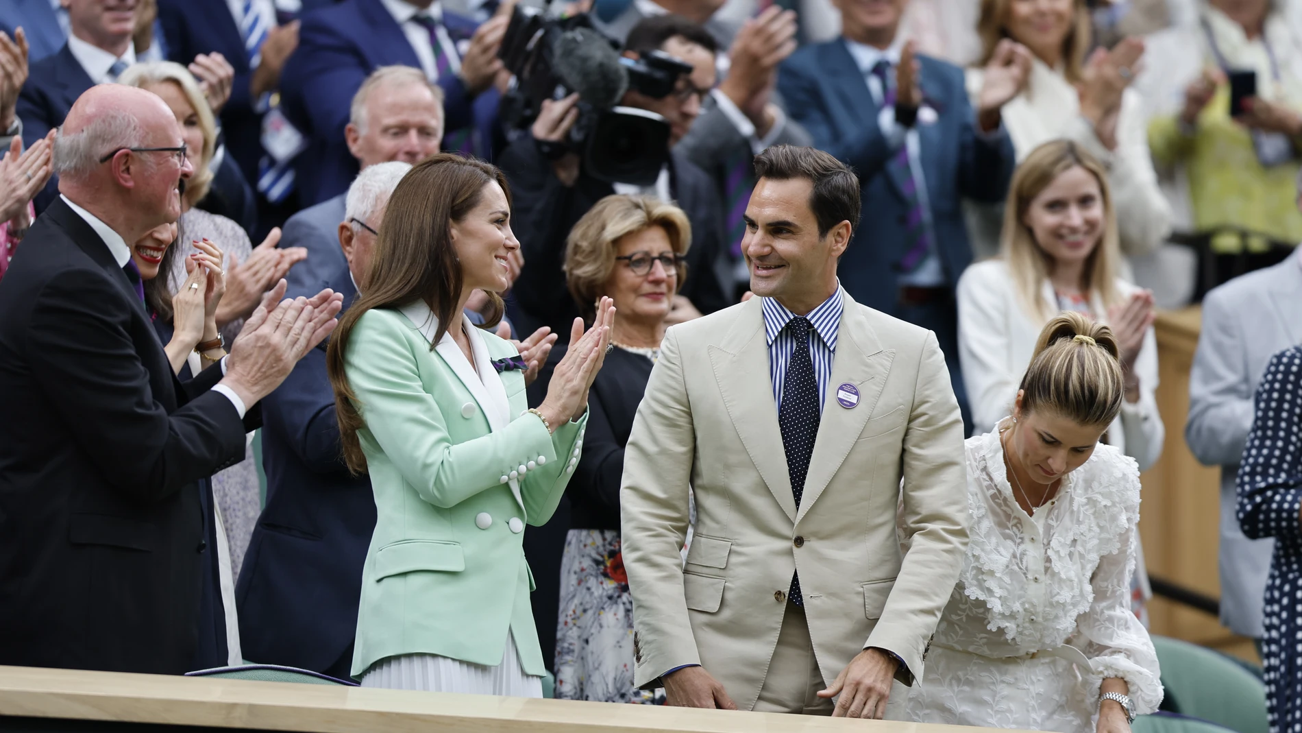 Roger Federer, ovacionado en la pista central de Wimbledon