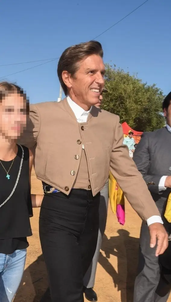 Manuel Díaz 'El Cordobés' con sus hijas, Triana y Alba