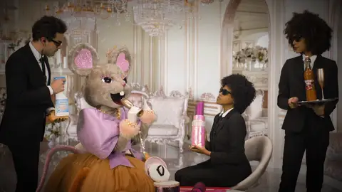 Ratita deja nuevas pistas sobre su identidad... ¡se va en moto al Camp Nou! Ratita deja nuevas pistas sobre su identidad... ¡se va en moto al Camp Nou!