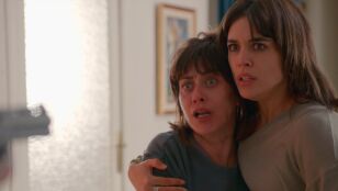 Lucho amenaza a Yolanda y Manuela a punta de pistola: "No voy a permitir que me la jugu&eacute;is m&aacute;s"