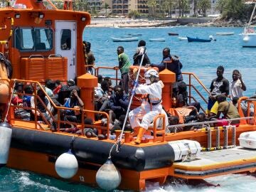 Barco Salvamar a su llegada a un puerto canario con decenas de migrantes