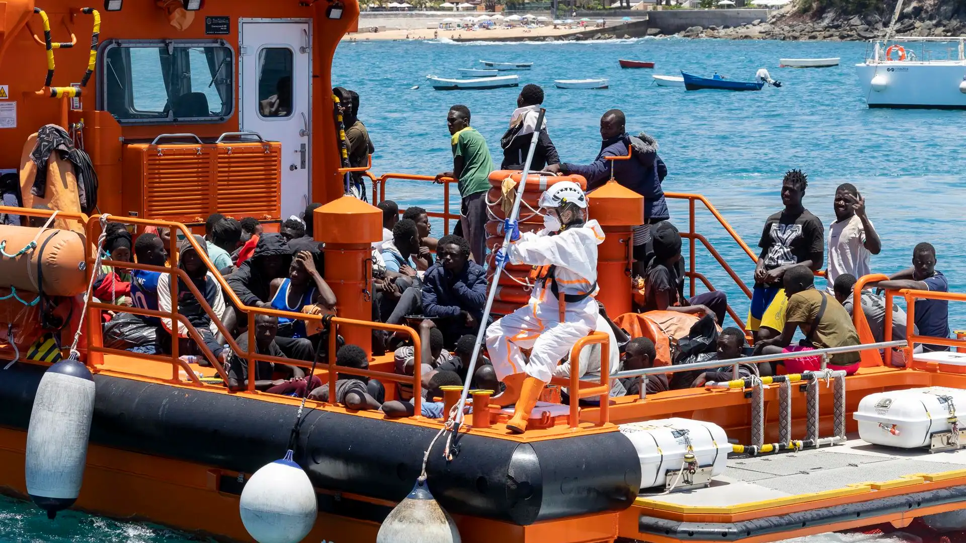 Barco Salvamar a su llegada a un puerto canario con decenas de migrantes Barco Salvamar a su llegada a un puerto canario con decenas de migrantes
