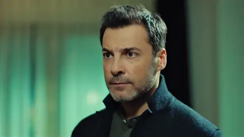 Kaya le exige a Ender que le cuenta la verdad: “¿Erim es hijo mío?” Kaya le exige a Ender que le cuenta la verdad: “¿Erim es hijo mío?”