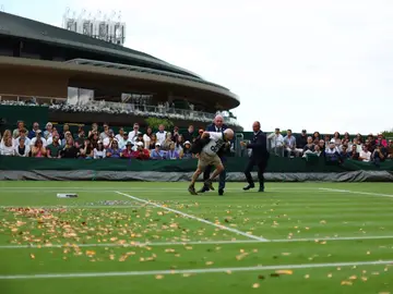 Momento en el que Just Stop Oil interrumpe el partido en Wimbledon Momento en el que Just Stop Oil interrumpe el partido en Wimbledon