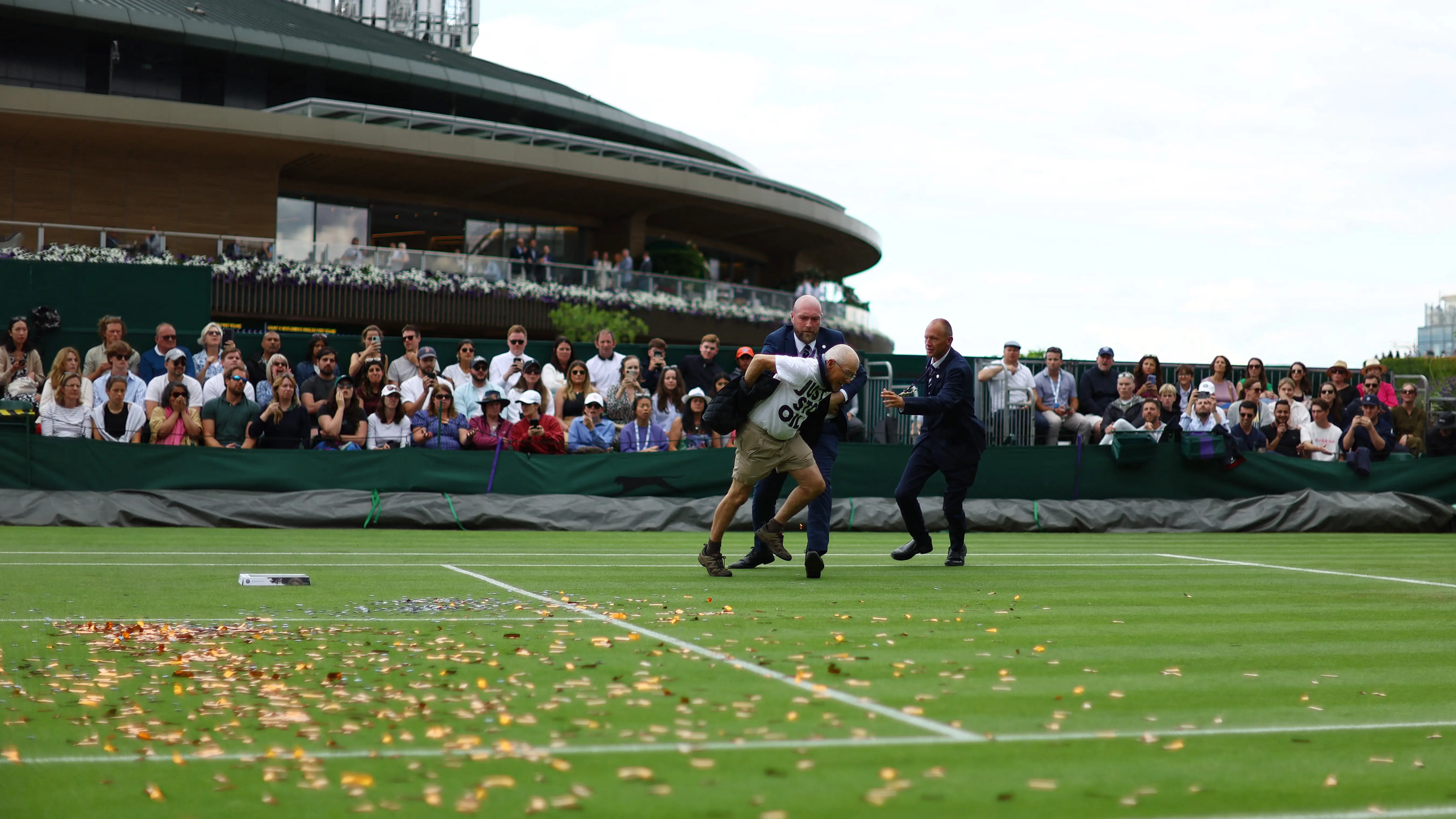 Momento en el que Just Stop Oil interrumpe el partido en Wimbledon Momento en el que Just Stop Oil interrumpe el partido en Wimbledon