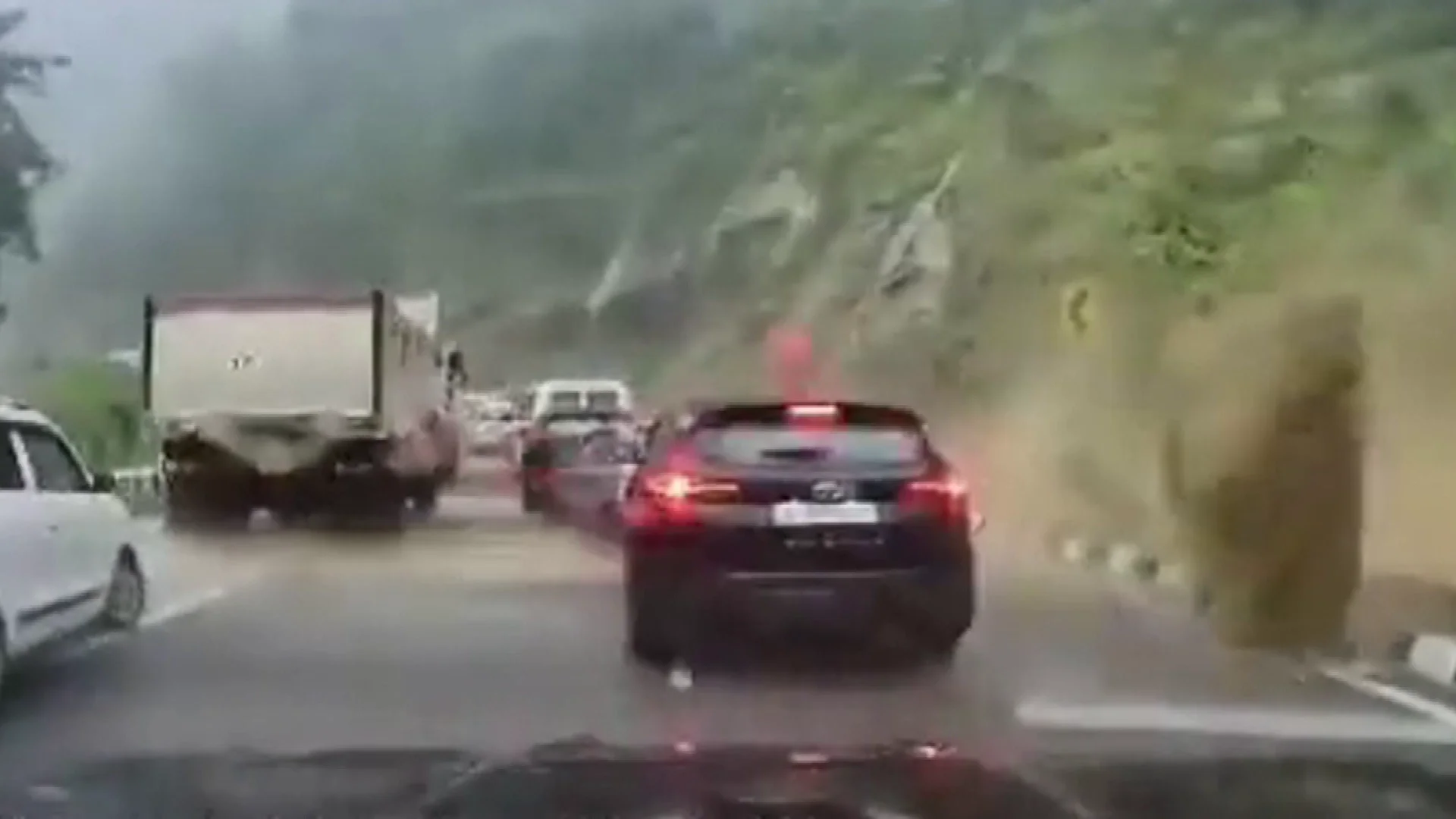 Momento en el que un coche es aplastado por una roca Antena 3 Noticias