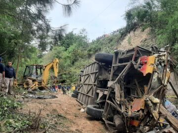 Autobús cae por el barranco en México 