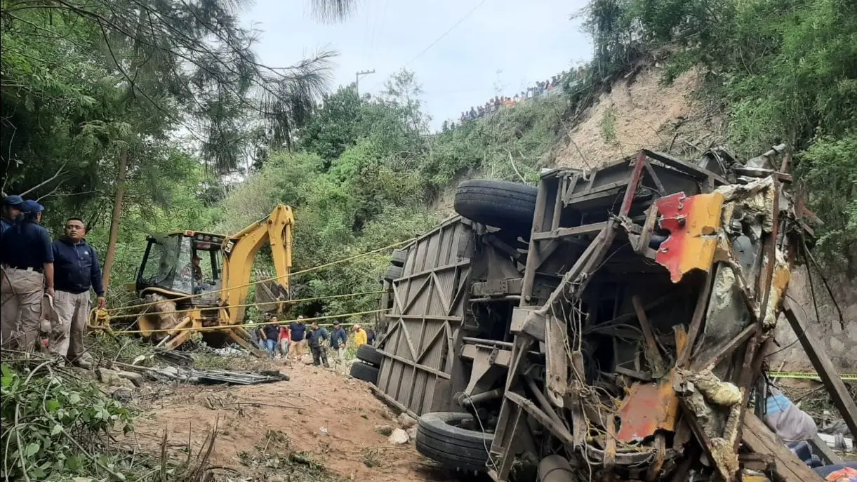 Autobús cae por el barranco en México Autobús cae por el barranco en México