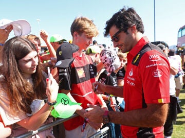 Carlos Sainz firma autógrafos a los aficionados en Silverstone