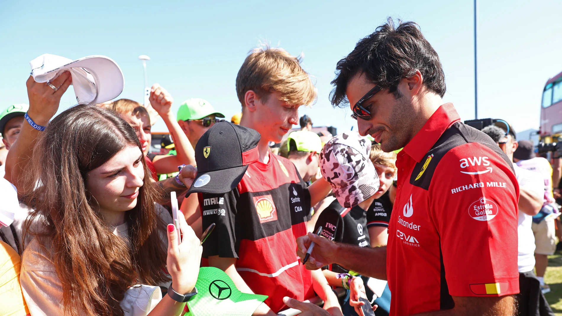 Carlos Sainz firma autógrafos a los aficionados en Silverstone Carlos Sainz firma autógrafos a los aficionados en Silverstone