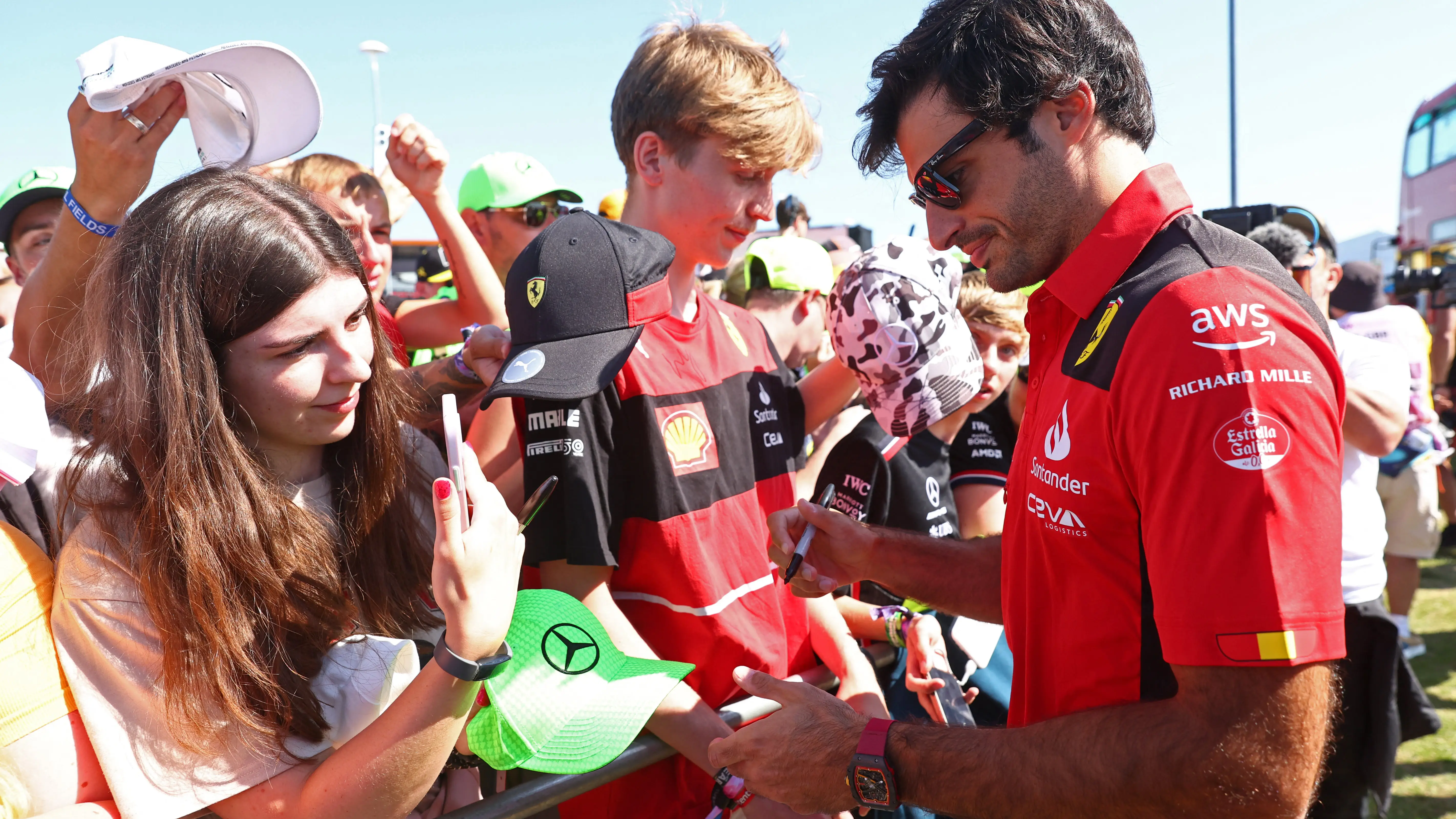 Carlos Sainz firma autógrafos a los aficionados en Silverstone Carlos Sainz firma autógrafos a los aficionados en Silverstone