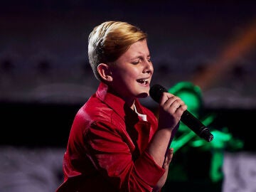 El p&uacute;blico ayuda a Adri&aacute;n a cantar &lsquo;Como las alas al viento&rsquo; en la Gran Final de &lsquo;La Voz Kids&rsquo;