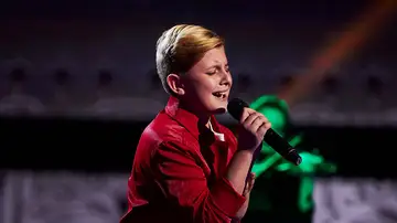 El público ayuda a Adrián a cantar ‘Como las alas al viento’ en la Gran Final de ‘La Voz Kids’