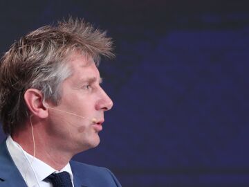 Edwin Van Der Sar habla durante el primer día de la Conferencia Internacional de Deportes de Dubai 