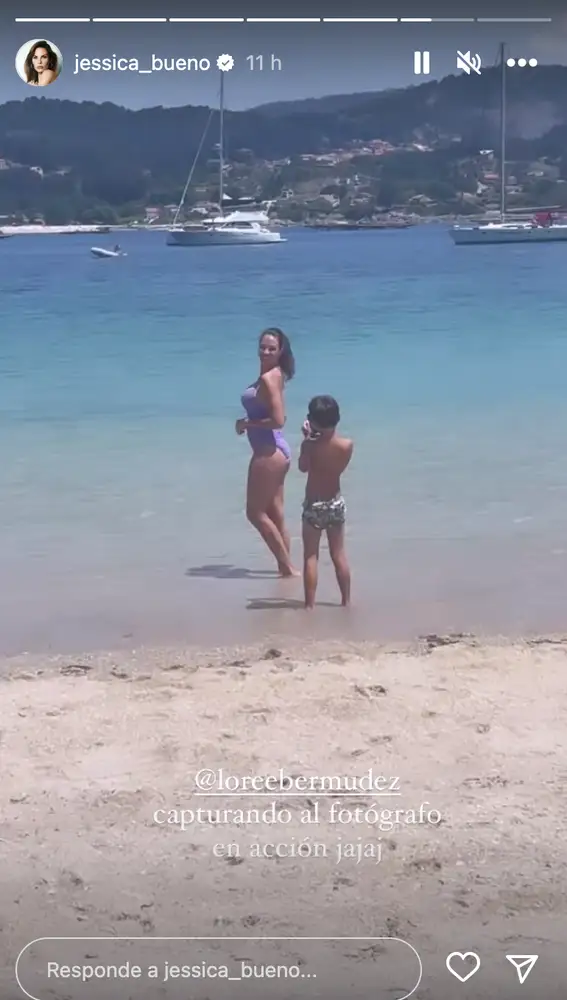 Jessica Bueno y su hijo Jota en la playa