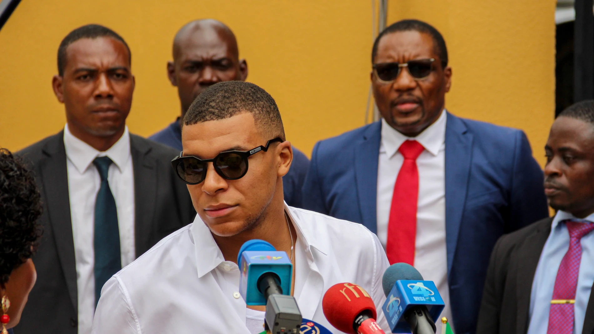 Mbappé en su reciente visita a Camerún Mbappé en su reciente visita a Camerún