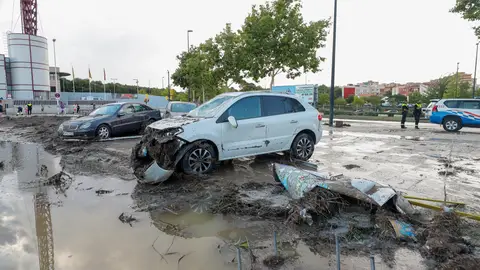 Imagen de un coche tras los efectos de las inundaciones en Zaragoza