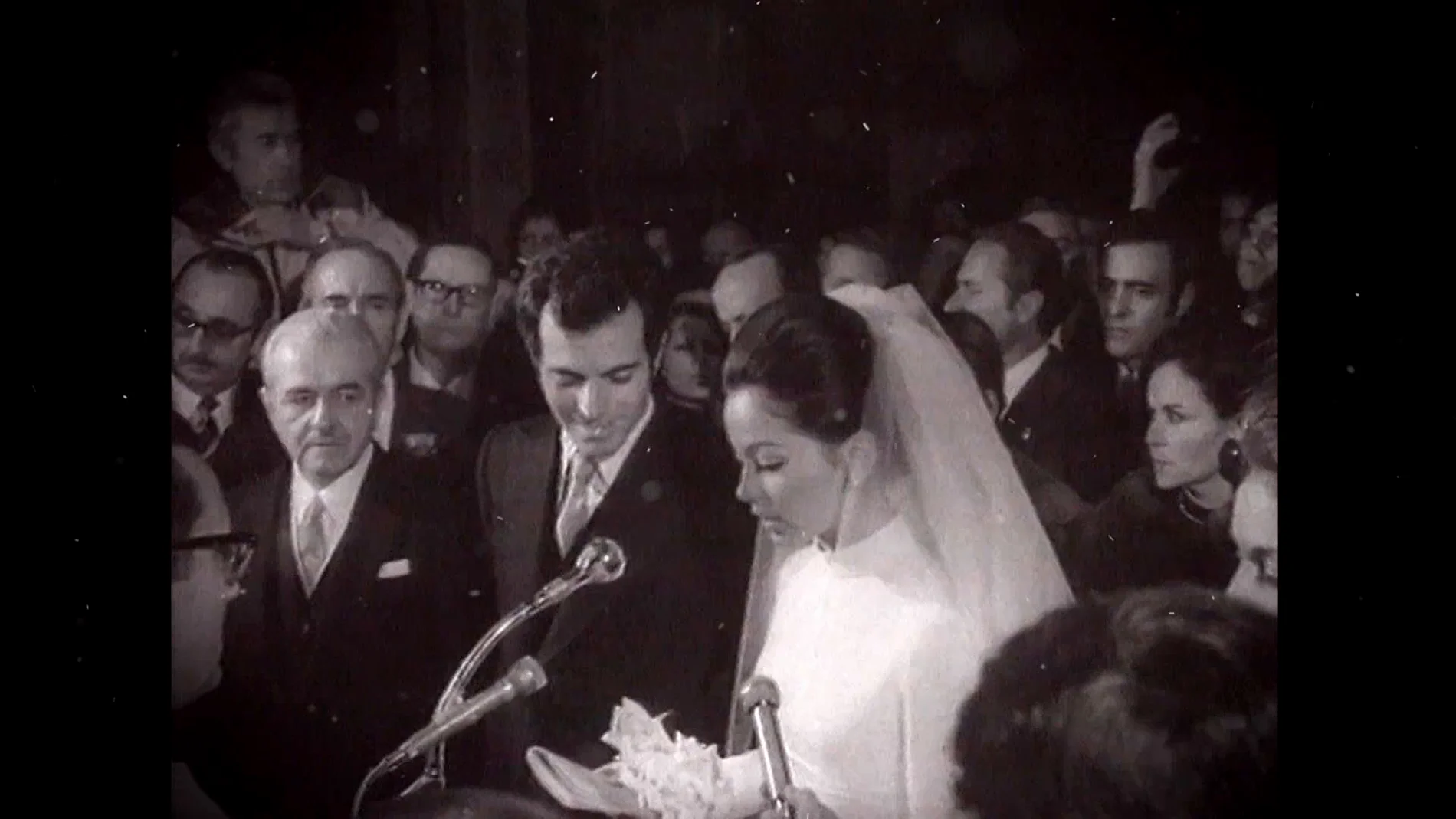 Isabel Preysler y los tres matrimonios que marcaron la vida de la Reina ...
