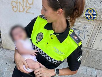Imagen de la bebé tras el rescate en Sevilla
