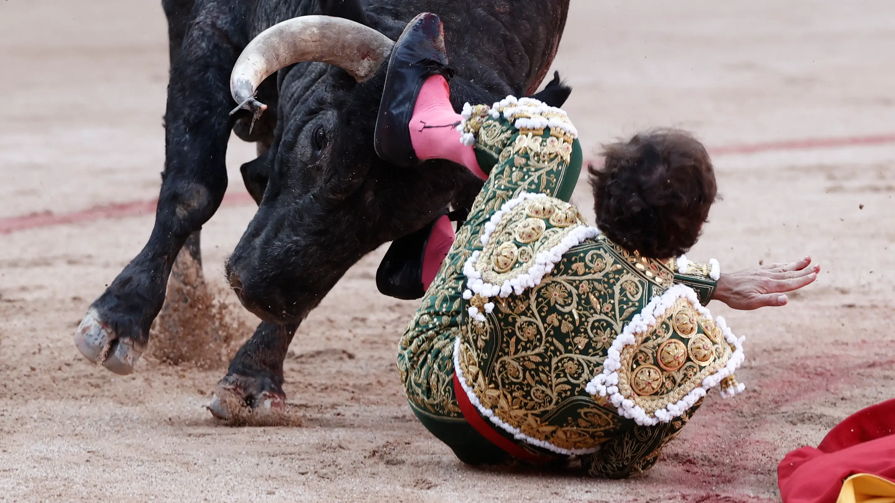 Robleño sufre una cogida en la Plaza de Toros de Pamplona Robleño sufre una cogida en la Plaza de Toros de Pamplona