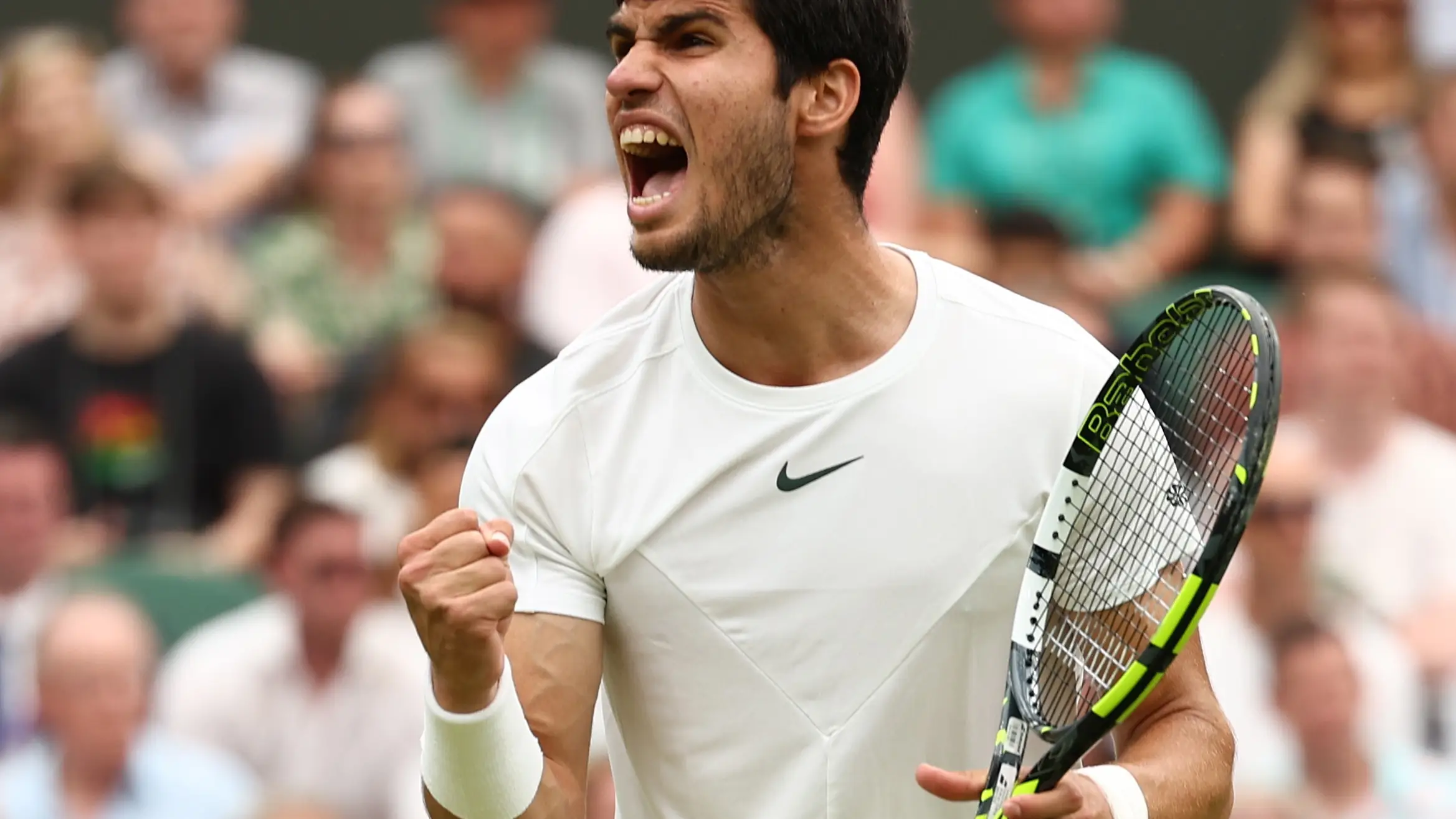 Alcaraz celebra un punto en su partido ante Jarry en Wimbledon Alcaraz celebra un punto en su partido ante Jarry en Wimbledon
