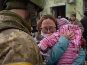 Un soldado junto a una mujer y su hija