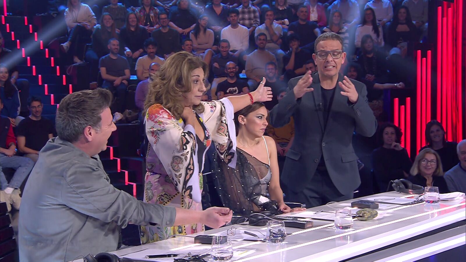 Lolita ‘estalla’ contra Àngel Llàcer: “La culpa de todo la tiene él, ¡no me deja hablar!” 