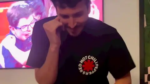 Sebastián Yatra saca sus ‘pasos prohibidos’ tras la victoria de Rubén Franco: “¡Acabamos de ganar ‘La Voz Kids’!” Sebastián Yatra saca sus ‘pasos prohibidos’ tras la victoria de Rubén Franco: “¡Acabamos de ganar ‘La Voz Kids’!”