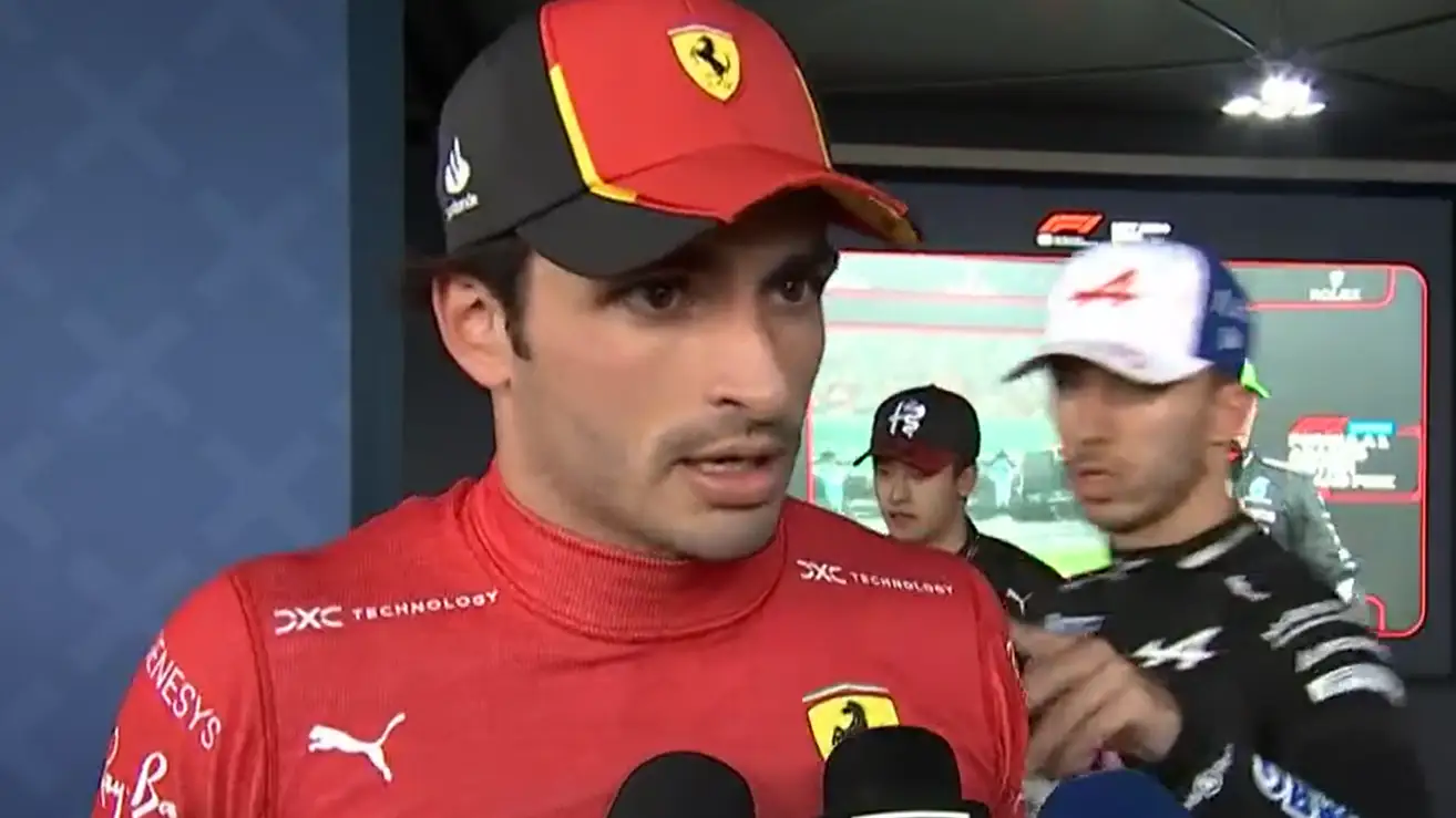 El momento del pique entre Gasly y Sainz 