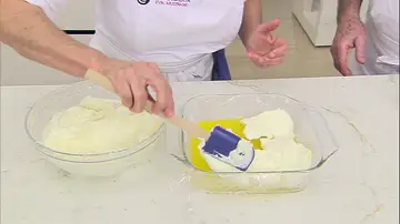 Para montar la tarta, pon la crema de queso sobre la crema de naranja, extiéndela bien y alisa la superficie