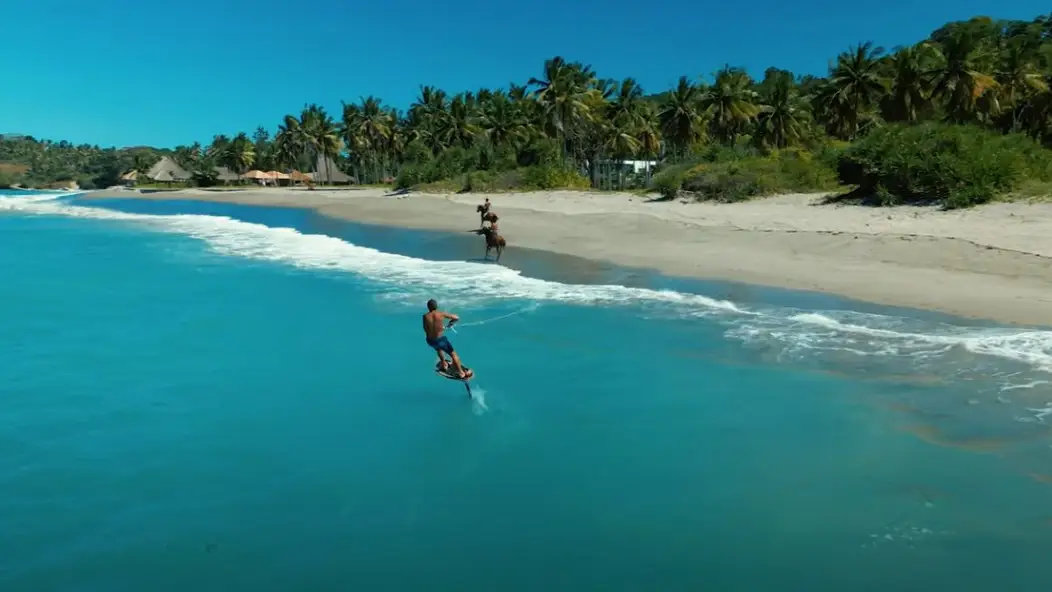 Kai Lenny surfea mientras es arrastrado por un caballo