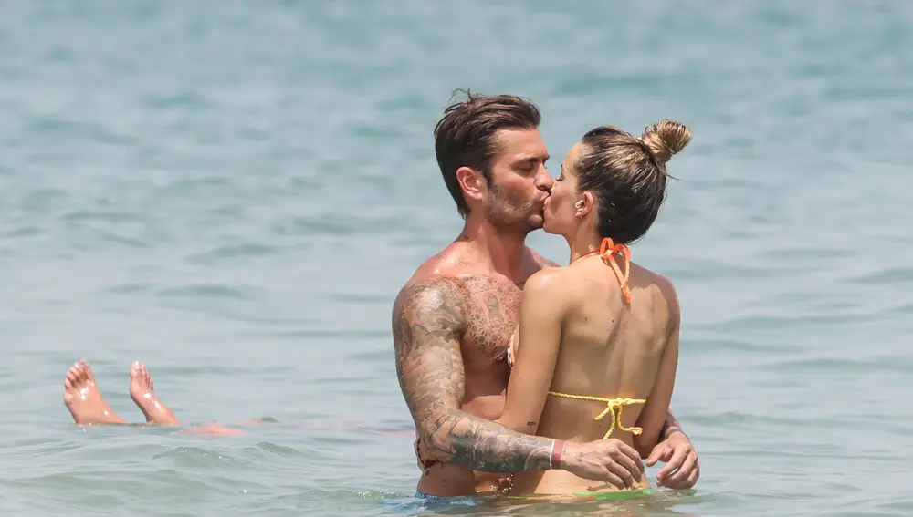 Rodri Fuertes y Marta Castro besándose en Ibiza