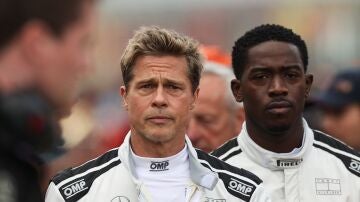 Brad Pitt junto a Damson Idris en uniforme para el rodaje de su película de F1